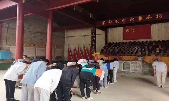 “想念先烈，做有為青年”——白沙中學(xué)清明祭掃運(yùn)動