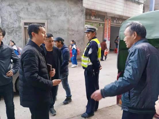 邵陽縣下花橋鎮(zhèn)中間完小開展黌舍周邊交通安全專項(xiàng)整治運(yùn)動
