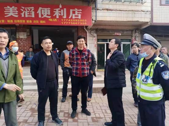邵陽縣下花橋鎮(zhèn)中間完小開展黌舍周邊交通安全專項(xiàng)整治運(yùn)動