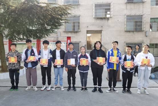 長陽鋪鎮(zhèn)梽木山中學(xué)期中總結(jié)贊譽(yù)會圓滿結(jié)束