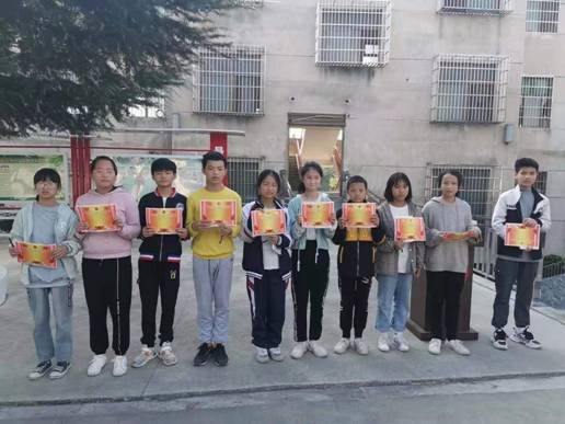 長陽鋪鎮(zhèn)梽木山中學(xué)期中總結(jié)贊譽(yù)會圓滿結(jié)束