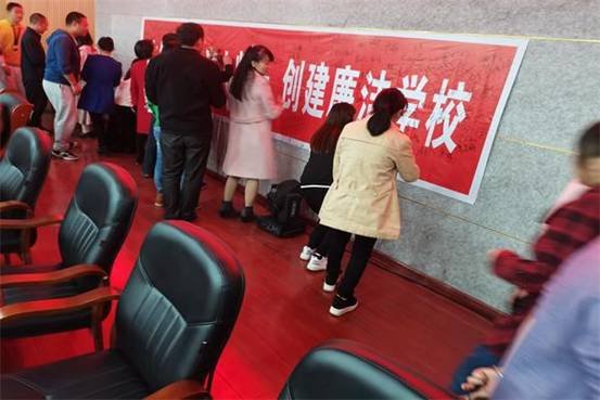 洞口四中開展創(chuàng)“廉潔黌舍”教工簽名運(yùn)動(dòng)