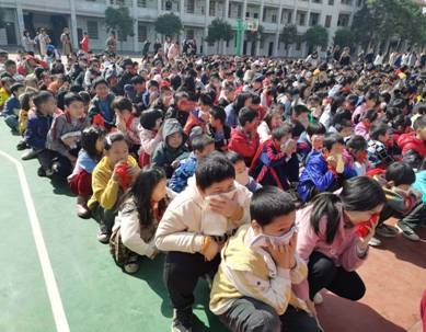 邵陽縣白倉(cāng)中間完小大型消防應(yīng)急疏散演練