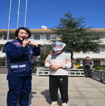 邵陽縣白倉(cāng)中間完小大型消防應(yīng)急疏散演練