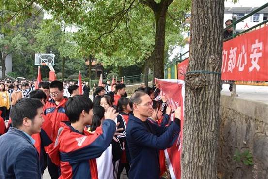 洞口四中開(kāi)展“光盤舉措”和“禁毒教育”師生簽名運(yùn)動(dòng)