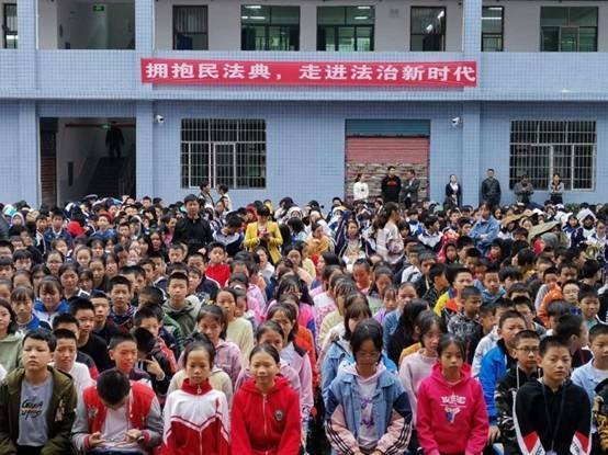 洞口縣高沙鎮(zhèn)中學(xué)召開法治宣傳教育周運動動員大會