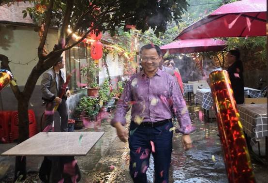 教師集體生日會(huì)  濃濃溫情暖人心