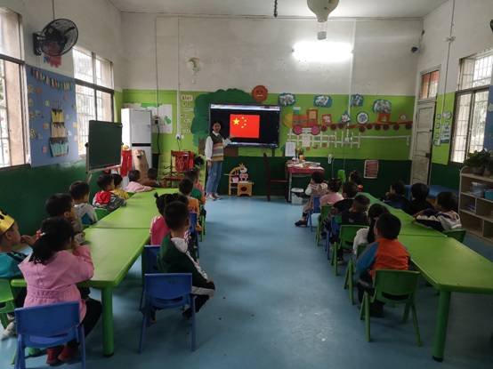 邵陽縣白倉鎮(zhèn)中間幼兒園開展慶“雙節(jié)”運動