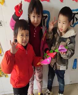 新寧縣清江橋鄉(xiāng)中間幼兒園開展傳統(tǒng)文化花樣剪紙手工制作運動