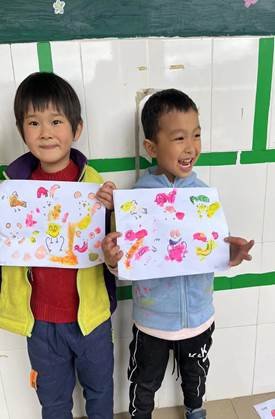新寧縣清江橋鄉(xiāng)中間幼兒園開展“”創(chuàng)意手指印畫”主題教育運動