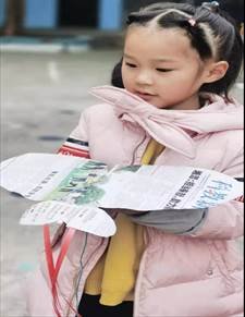 新寧縣清江橋鄉(xiāng)中間幼兒園開展“創(chuàng)意無窮，放飛夢想”手工制作風箏運動