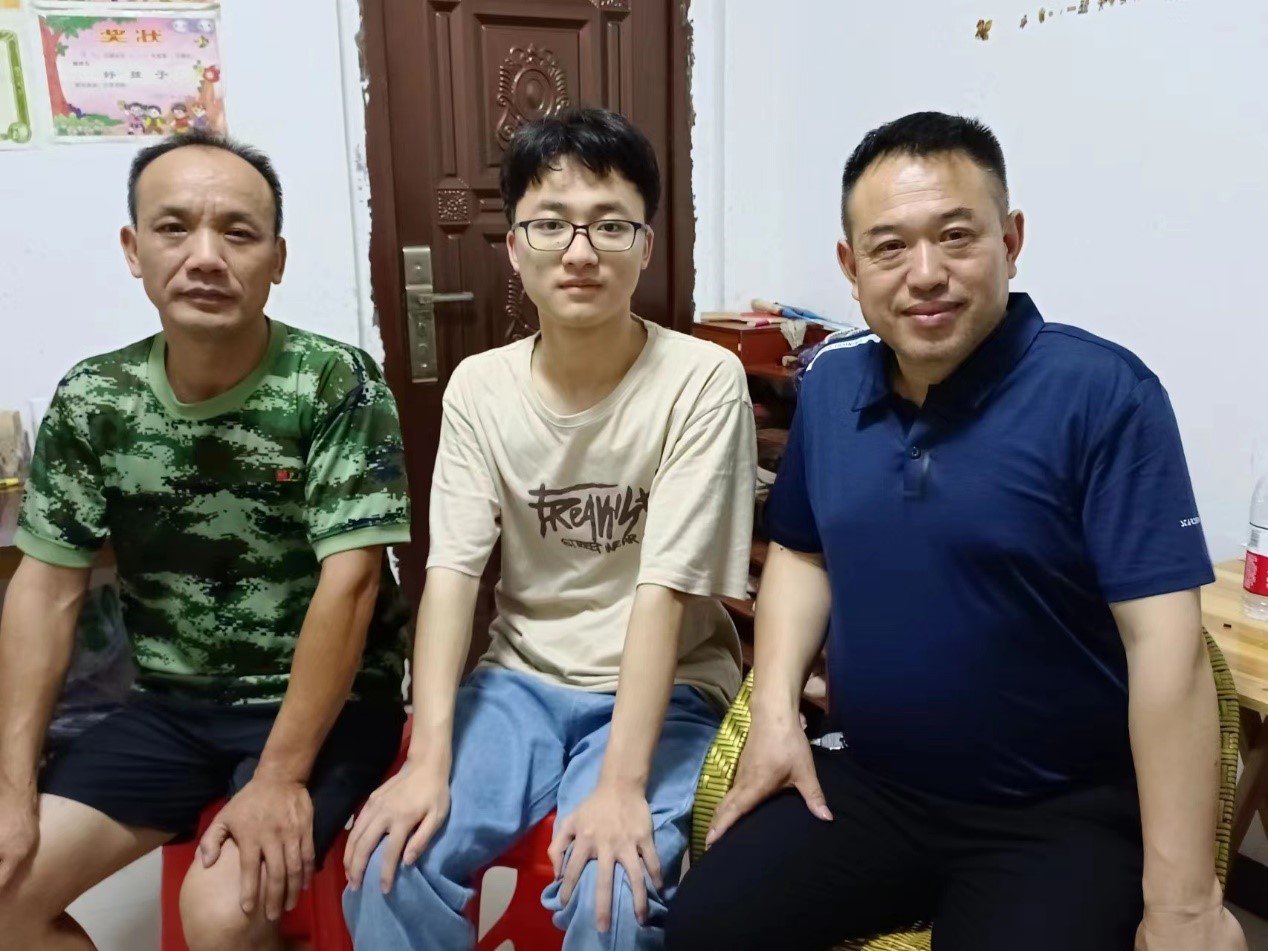 新寧縣第三中學暑期實行“千師訪萬家”活動