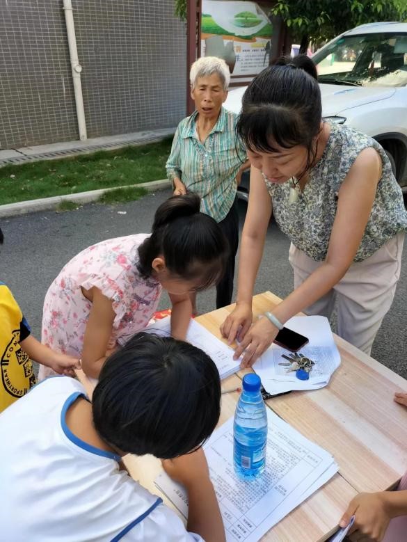 新寧縣白沙中心小學(xué)開(kāi)展“千師訪萬(wàn)家”活動(dòng)