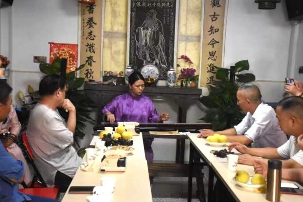 廣東省嶺南古琴文化研究院院長(zhǎng)陳是強(qiáng)蒞臨邵陽(yáng)縣傳授古琴文化