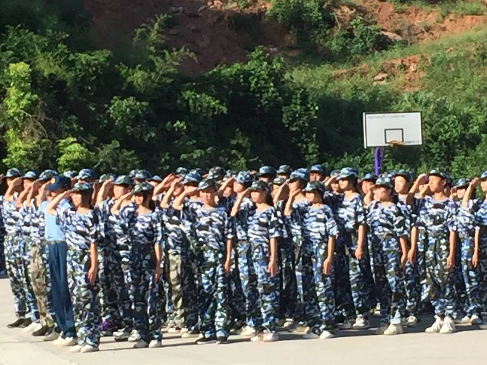 堅(jiān)定強(qiáng)國志氣錘煉強(qiáng)國骨氣     -----新邵資江中學(xué)2022年新生軍訓(xùn)結(jié)束