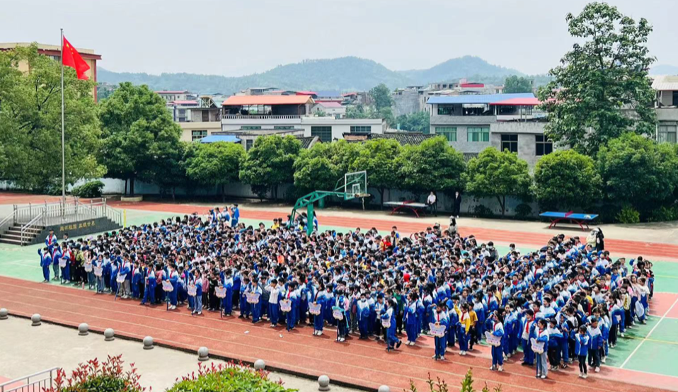“法治宣傳進(jìn)校園，普法教育助成長”——金稱市鎮(zhèn)中心完全小學(xué)“法治宣傳進(jìn)校園”活動