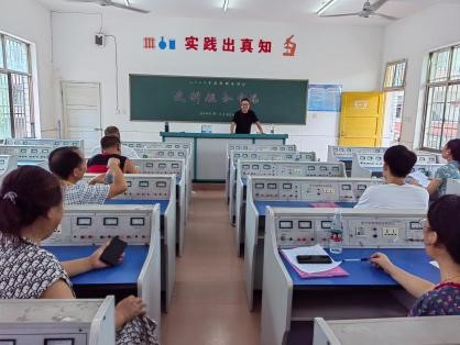 金稱市鎮(zhèn)中學(xué)開(kāi)展暑期分組分科集中培訓(xùn)