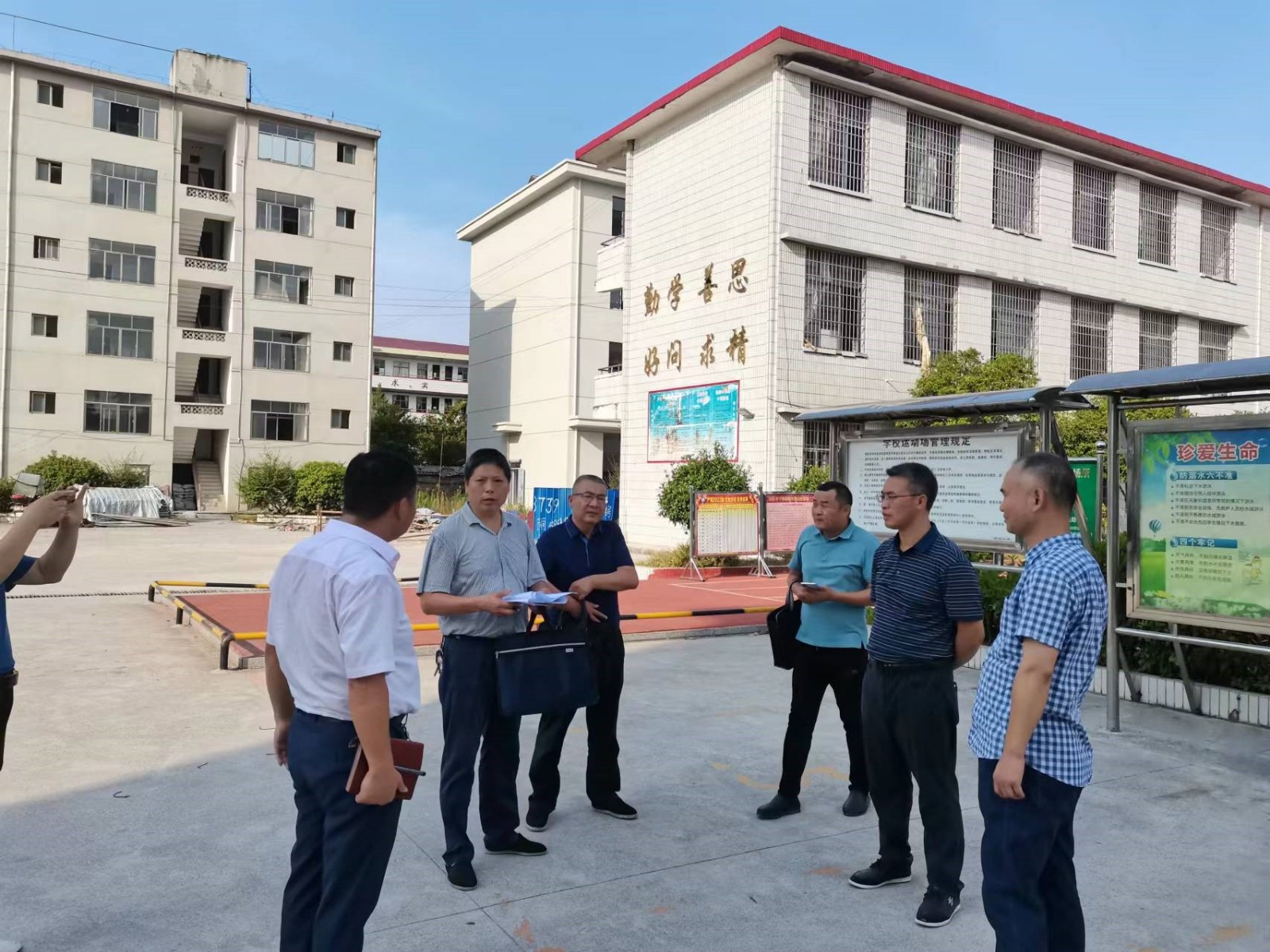 新邵縣嚴塘中學全力推進鄉(xiāng)鎮(zhèn)寄宿制學校標準化建設(shè)