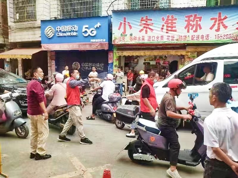 武岡市紅星小學(xué)開(kāi)展校園周邊環(huán)境專(zhuān)項(xiàng)整治?動(dòng)