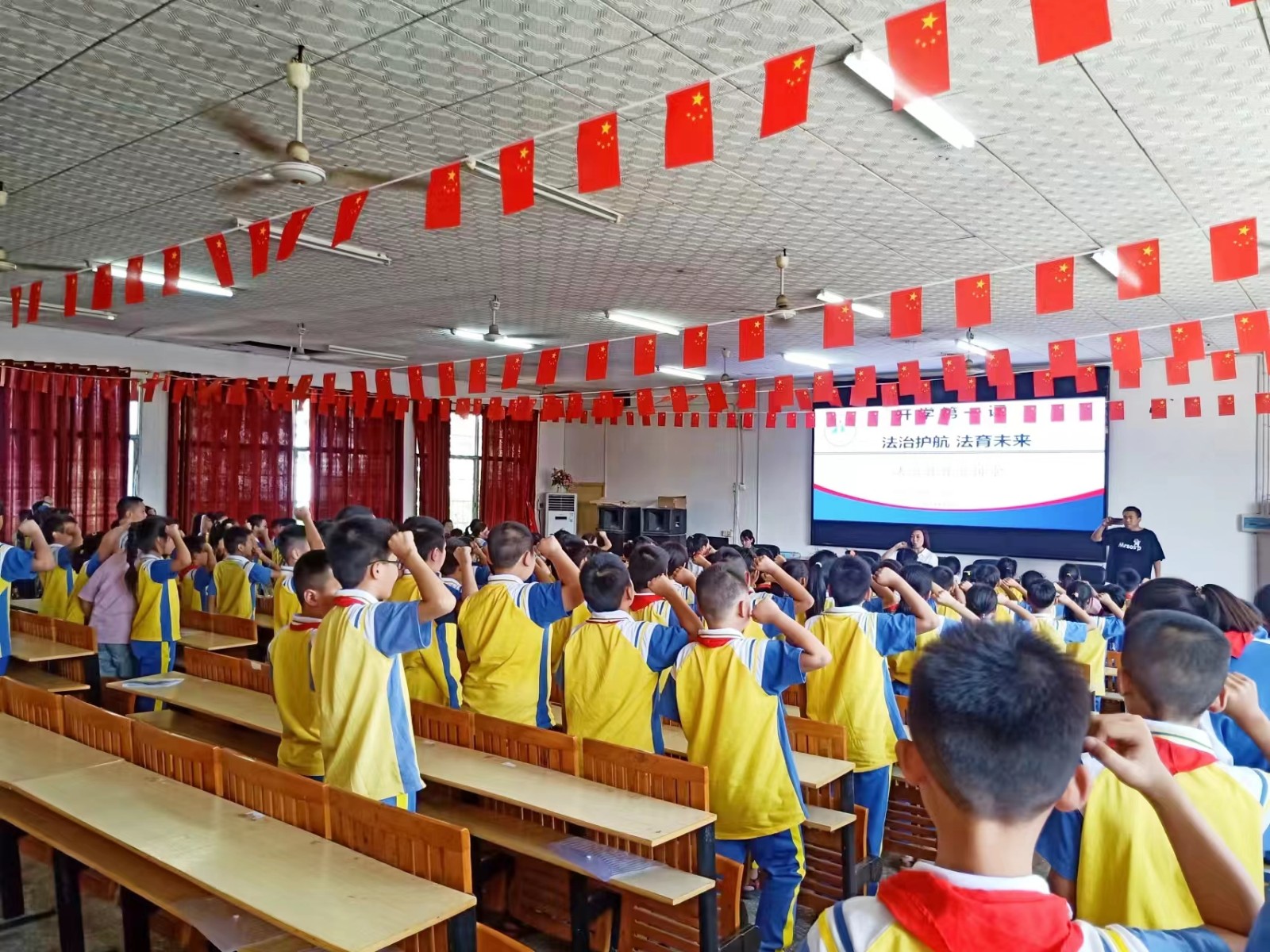 塘渡口鎮(zhèn)第一完全小學(xué)“法治護(hù)航，法育未來”法治講座進(jìn)校園