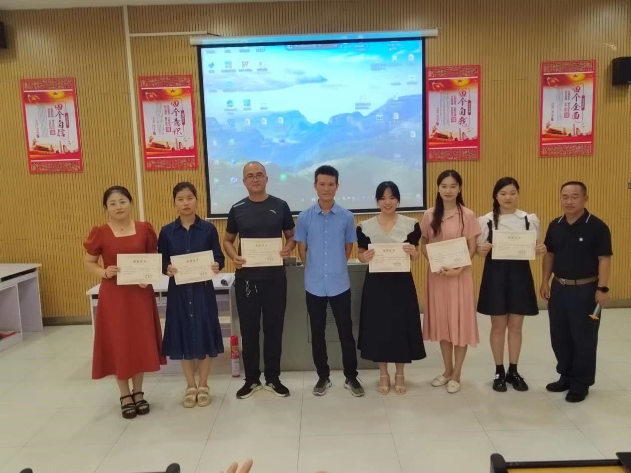 總結(jié)提升，展望未來—邵陽縣小學(xué)語文骨干教師培訓(xùn)總結(jié)表彰大會