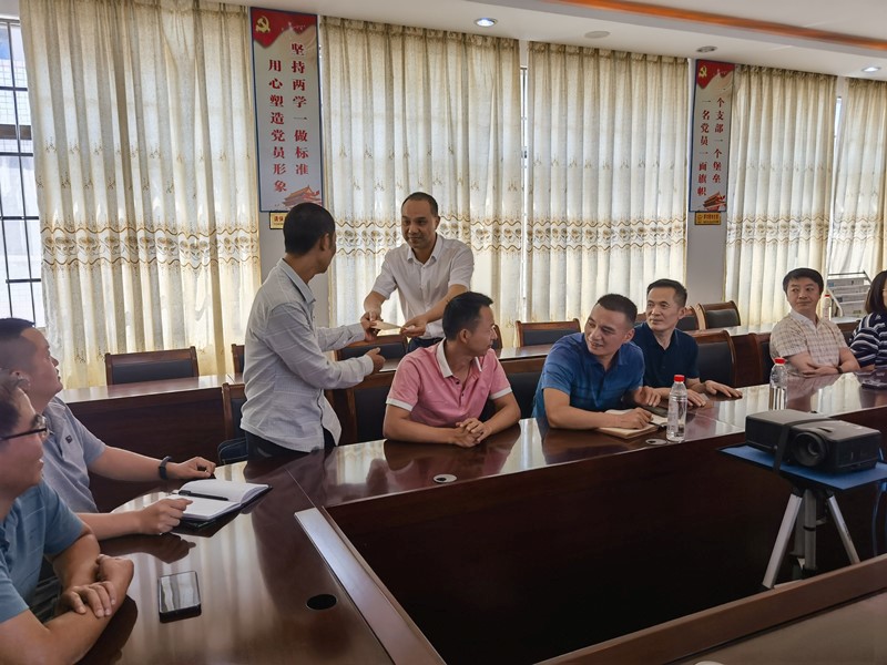 洞口縣政協(xié)主席尹小龍一行走訪(fǎng)慰問(wèn)洞口四中教師