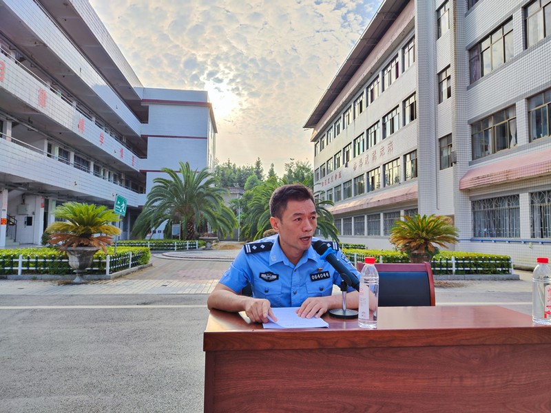 與法同行，護航成長——洞口四中開展校園安全與法治教育專題講座