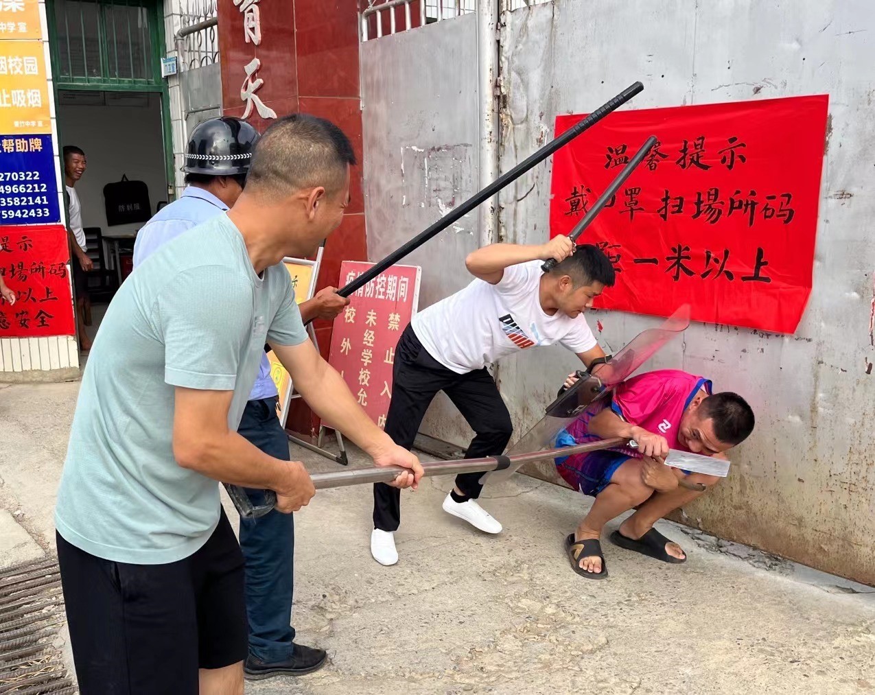 洞口管竹中學(xué)開展“防恐防暴應(yīng)急演練”活動
