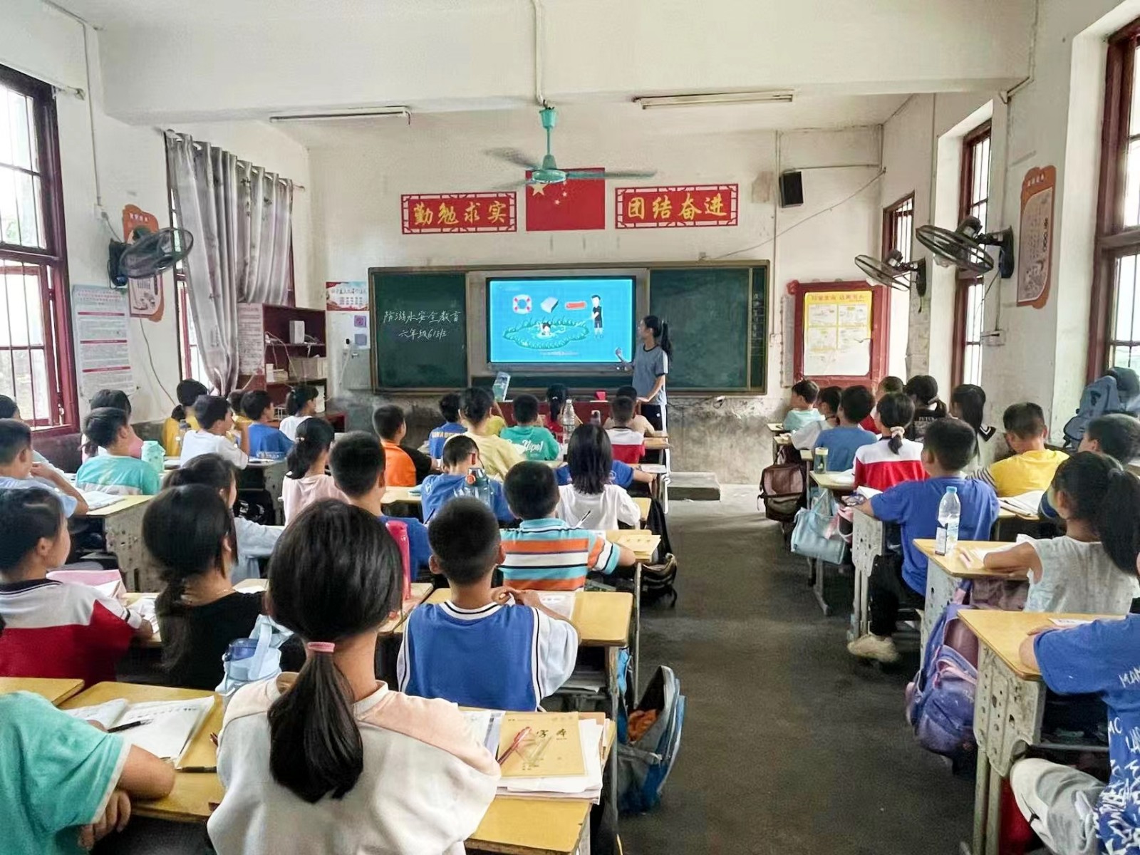 新寧縣黃龍鎮(zhèn)中心小學(xué)開展“防溺水安全教育”主題班會活動