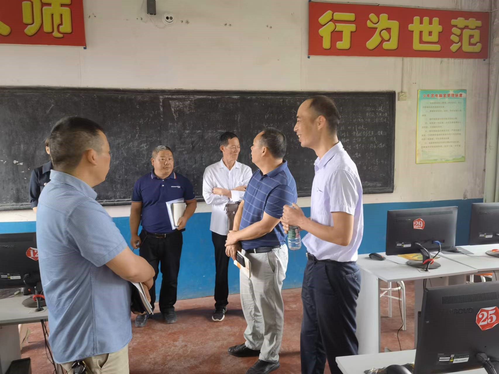 邵陽縣督學第四責任區(qū)開展對轄區(qū)學校各教室功能室一月一督導檢查