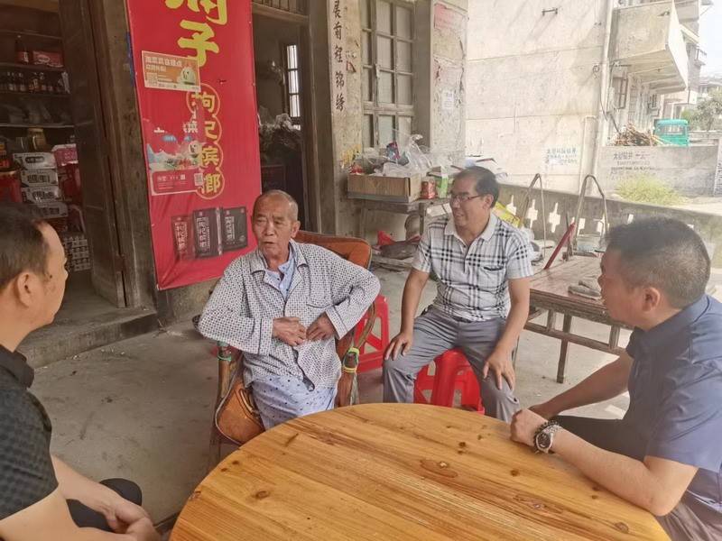 洞口四中領(lǐng)導(dǎo)看望慰問生病退休老教師