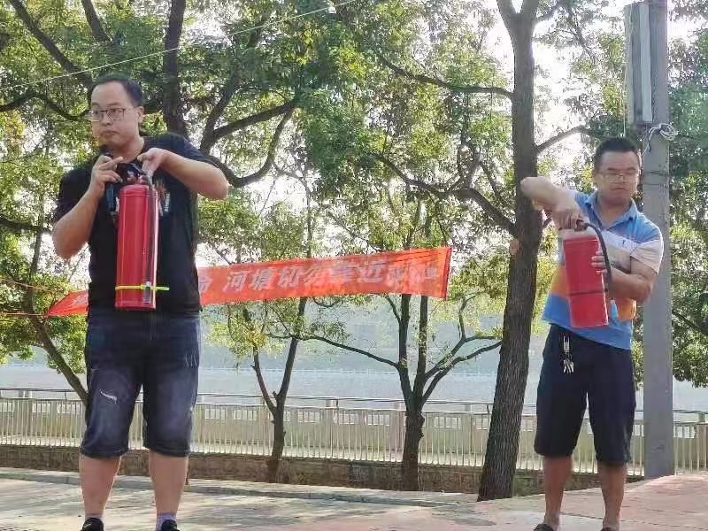金稱市鎮(zhèn)中學(xué)舉行防震避險(xiǎn)應(yīng)急疏散暨消防演練