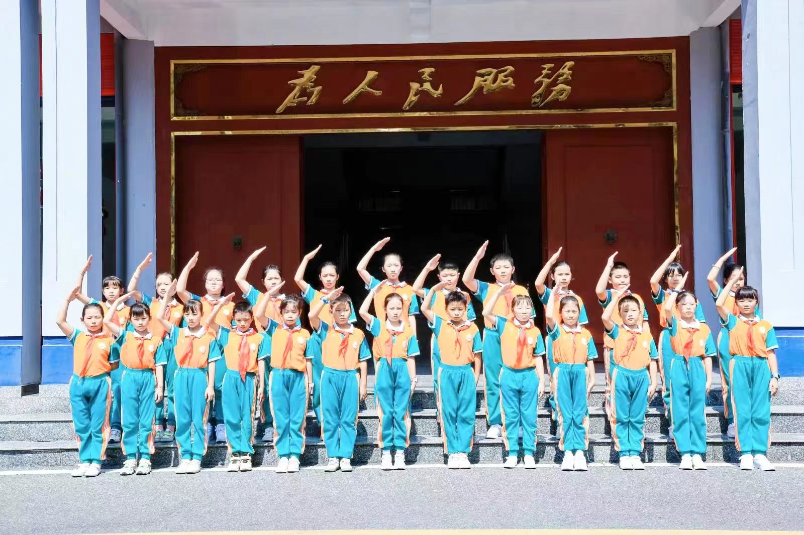 新寧縣解放小學(xué)開展紅領(lǐng)巾校外實(shí)踐活動