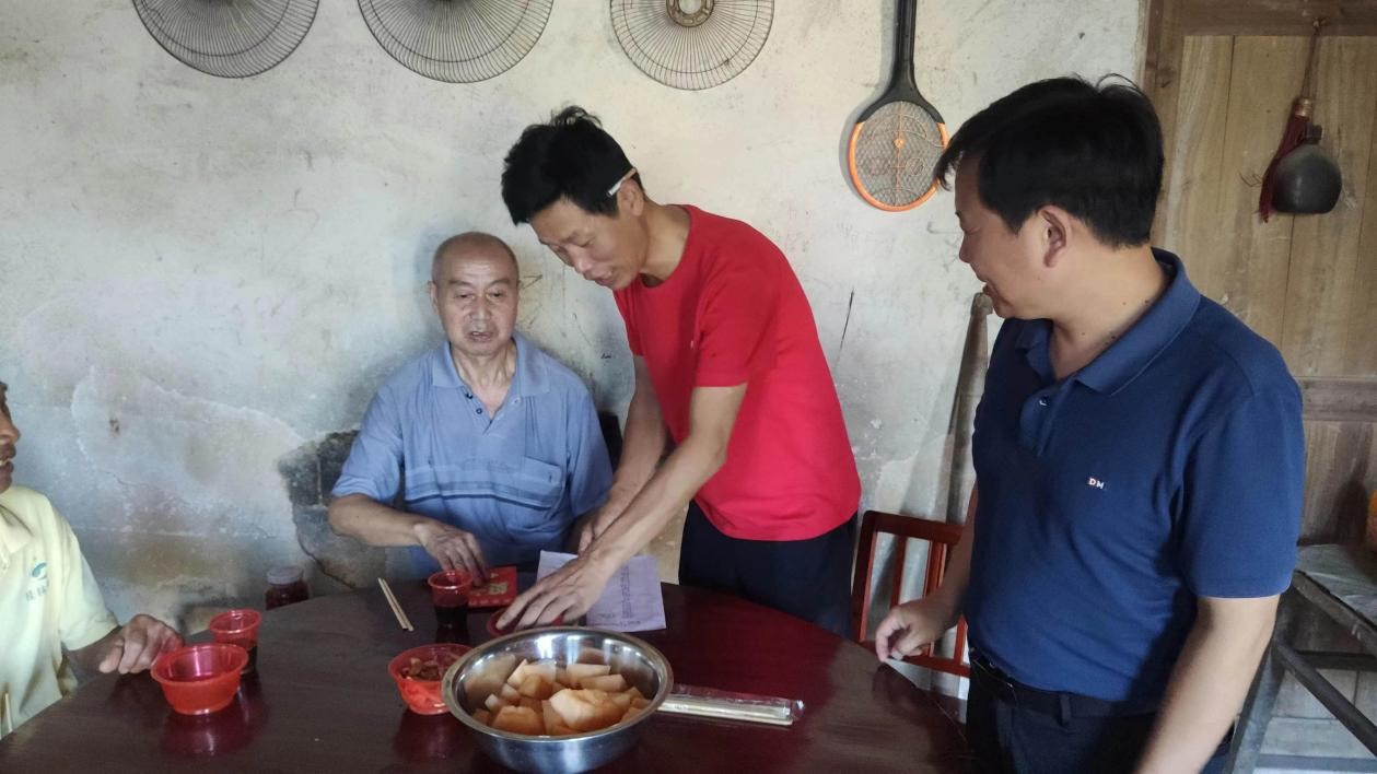 重陽慰問暖人心，關(guān)愛老人顯溫情