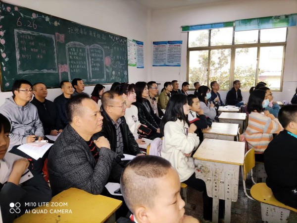 中心學校搭臺，兩學校唱戲