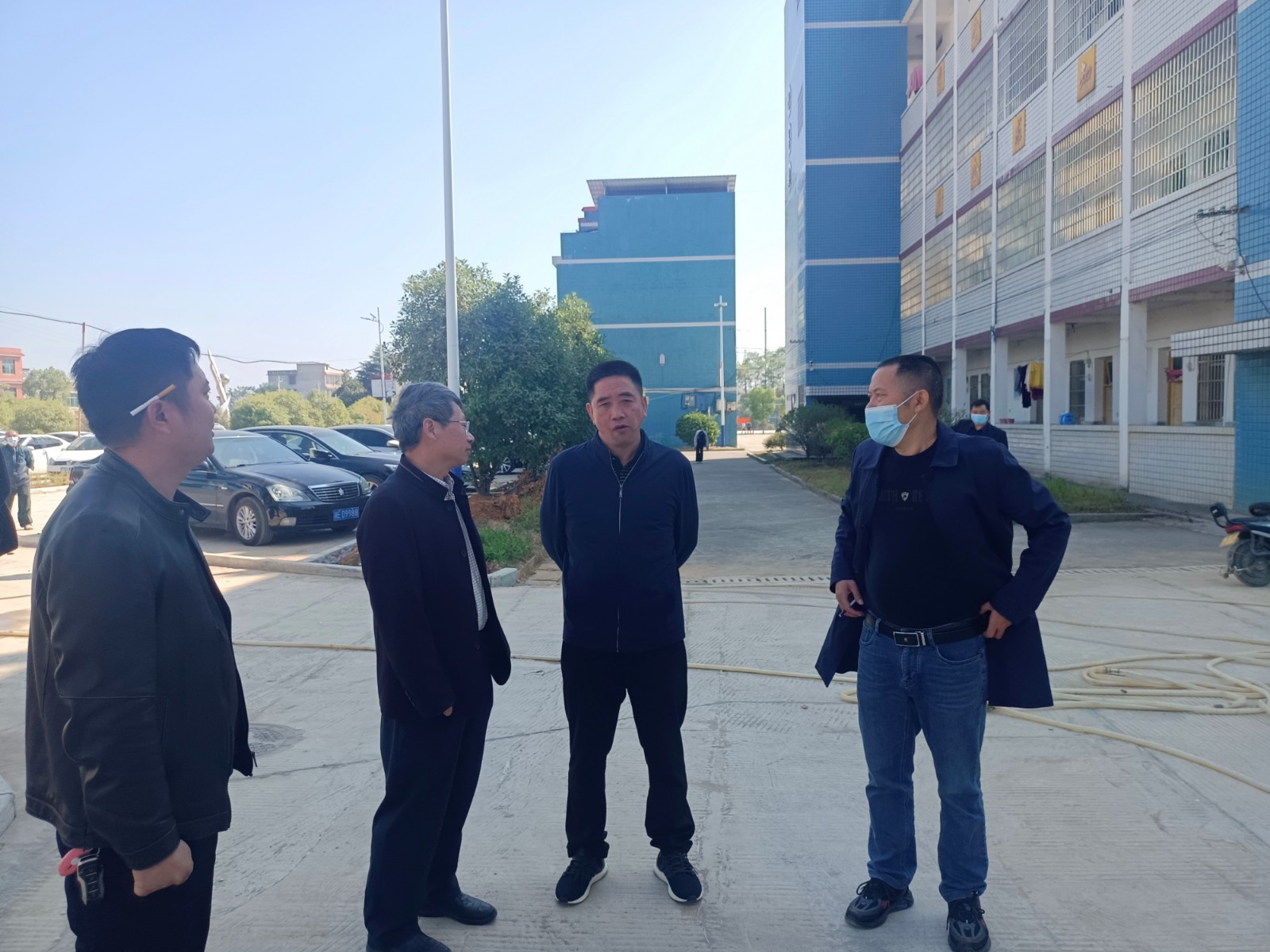 邵陽縣谷洲鎮(zhèn)中心學(xué)校黨支部發(fā)揮黨建引領(lǐng)帶頭，督導(dǎo)檢查灣塘中學(xué)校園安全工作