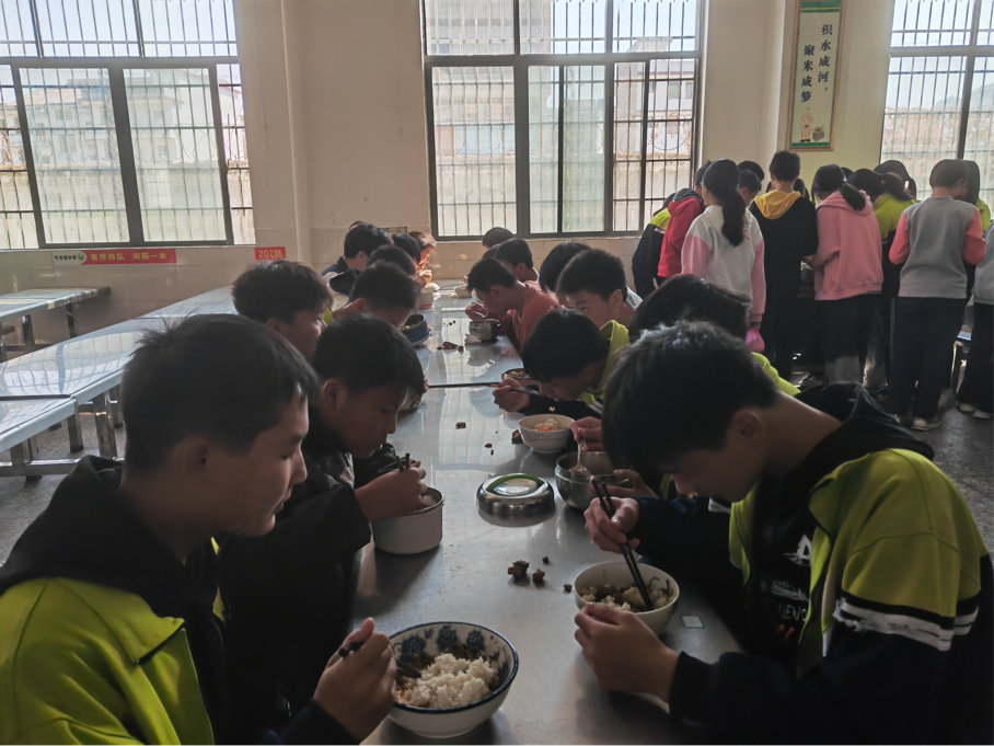 竹市鎮(zhèn)中學(xué)：教師陪餐暖人心，守護(hù)“舌尖上的安全”