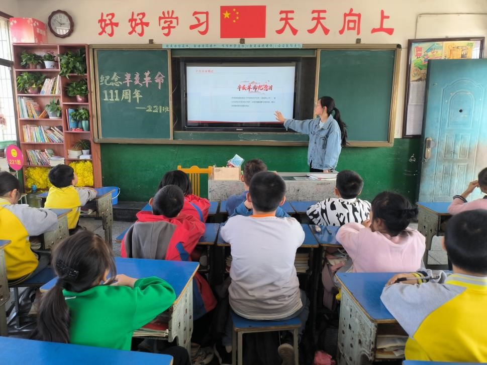 “學(xué)習(xí)光輝歷史，傳承革命精神”