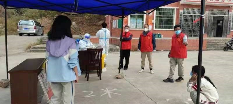邵陽(yáng)縣谷洲鎮(zhèn)中心學(xué)校黨總支率領(lǐng)黨員志愿者全力抗疫