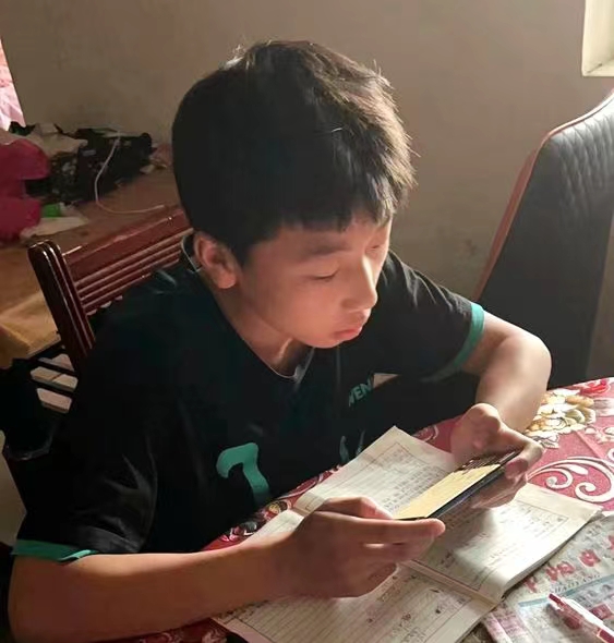合力征戰(zhàn)解困境，并肩抗疫暖人心