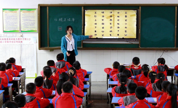 “滿室芬芳話教研，譜寫(xiě)語(yǔ)文新詩(shī)篇”