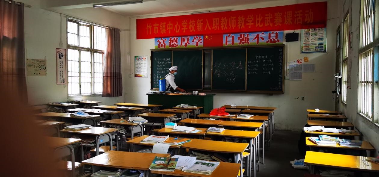 疫情防控,竹市鎮(zhèn)中學(xué)每日進(jìn)行校園通風(fēng)消毒