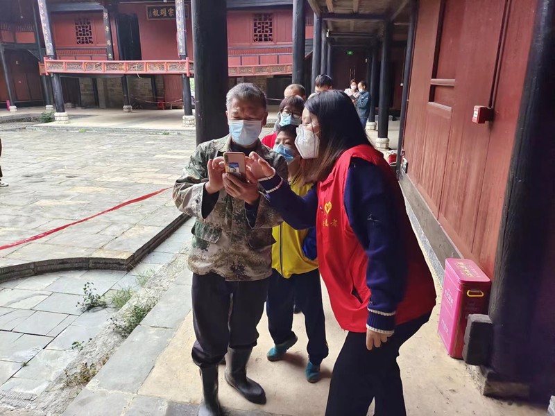 育人為師，抗疫為士