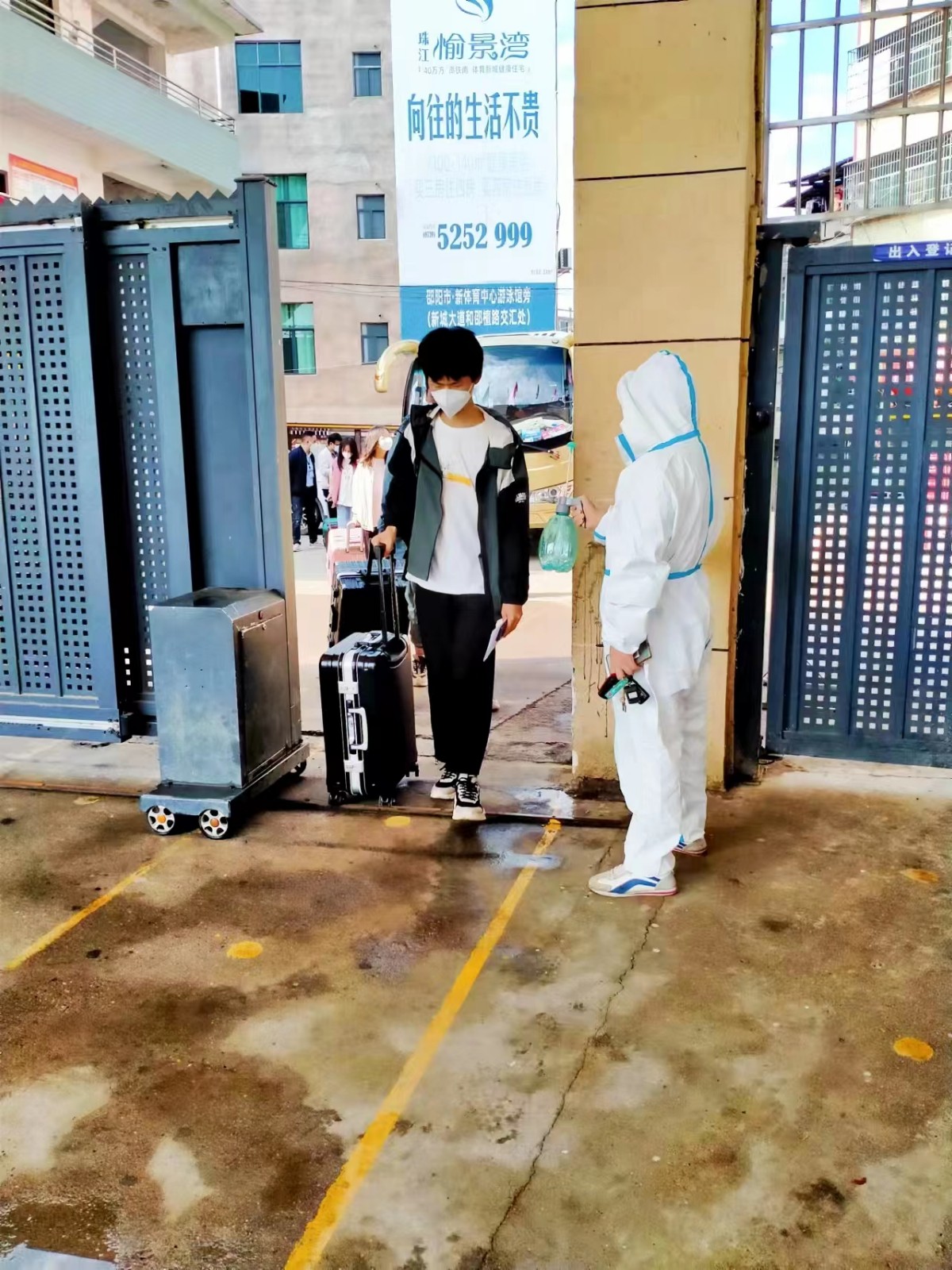 筑牢安全線，情暖回家路