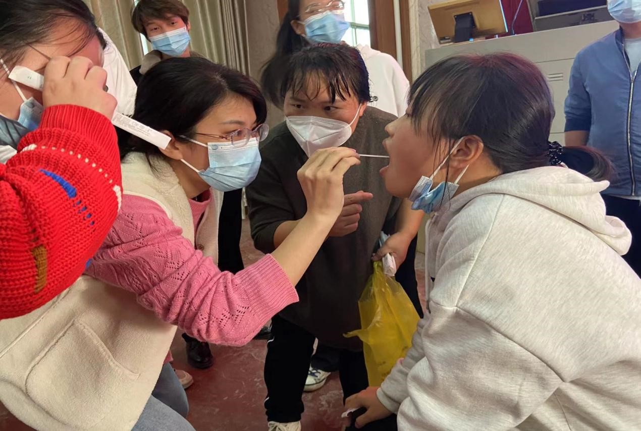 邵陽縣酈家坪鎮(zhèn)中心學校開展教師志愿者核酸采集儲備人員培訓會