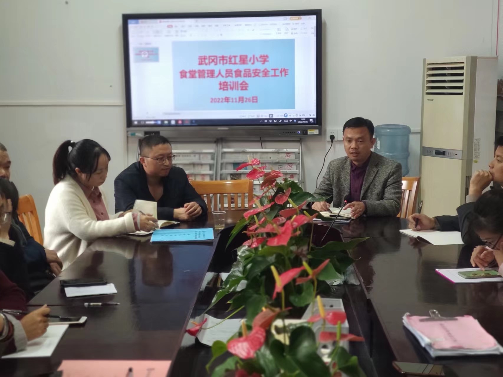 武岡市紅星小學(xué)開展食堂食品安全工作培訓(xùn)