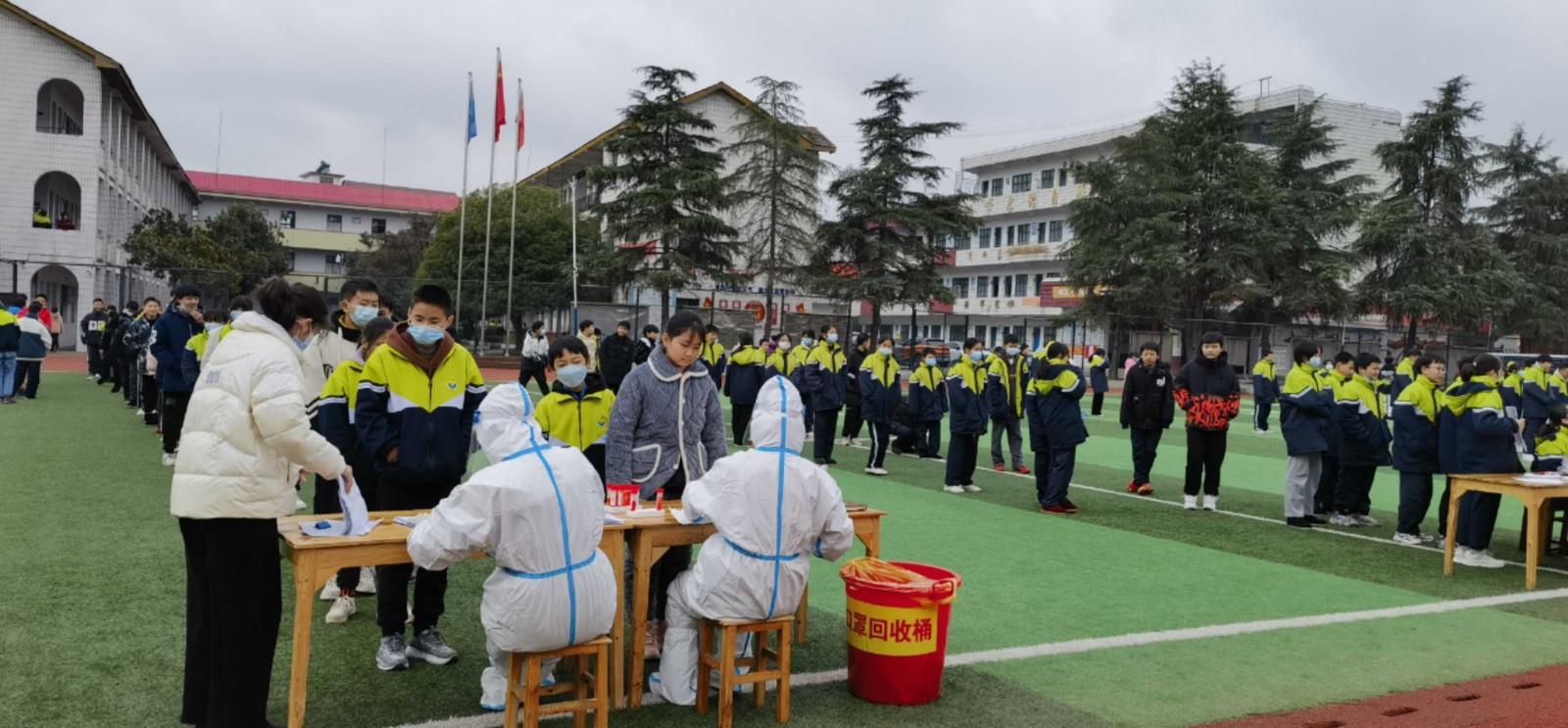 【疫情防控】竹中教師爭做核酸檢測志愿者