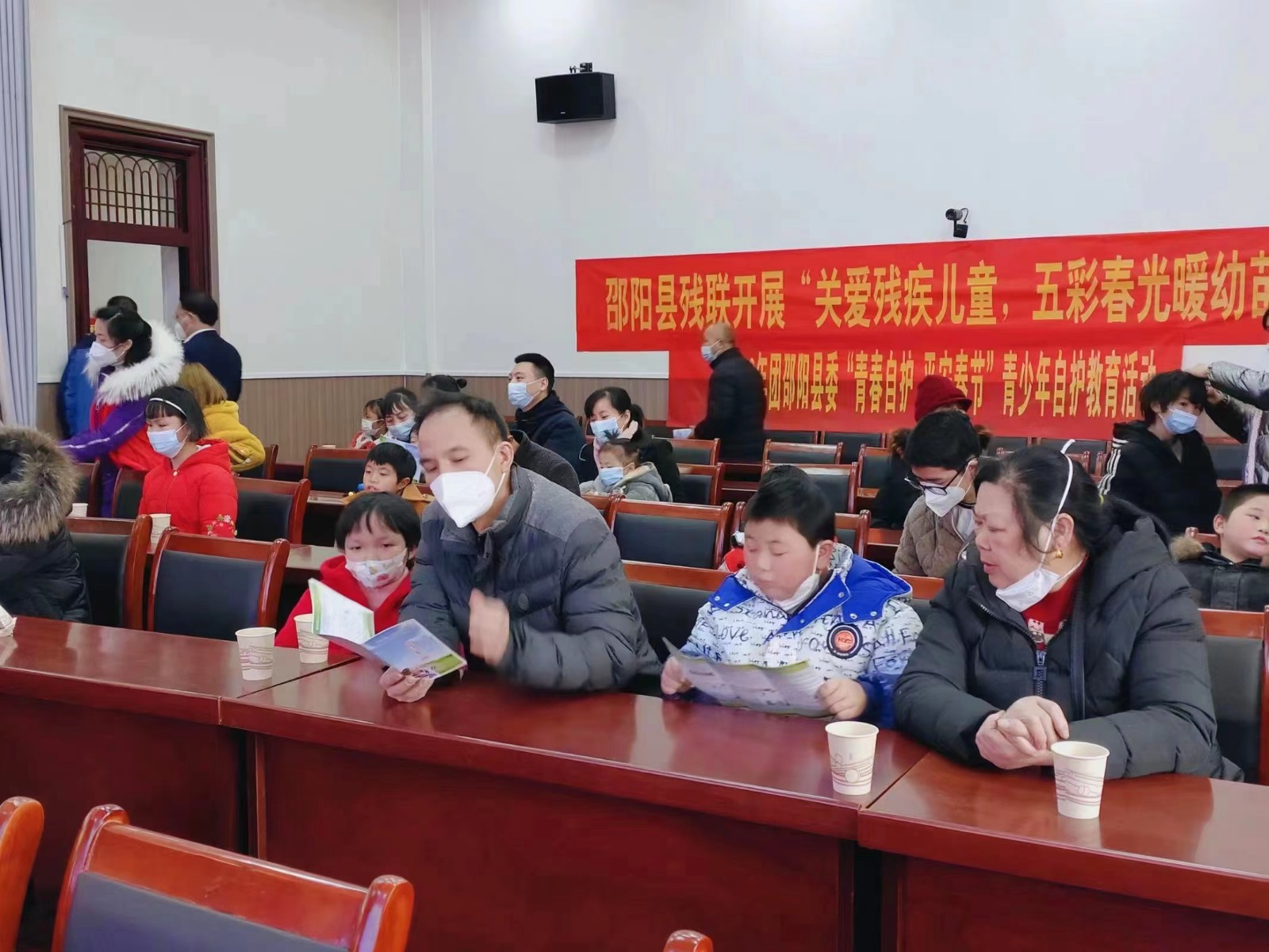 關(guān)愛殘疾兒童，五彩春光暖幼苗