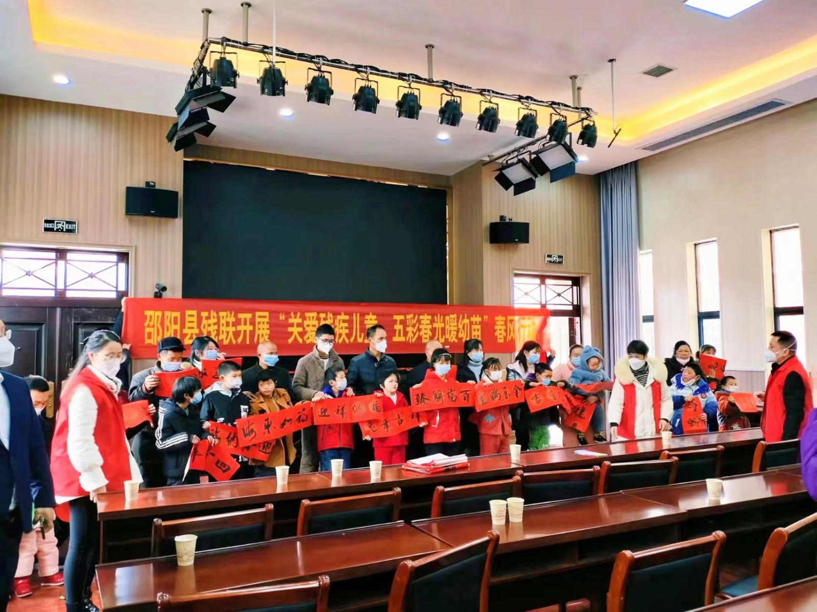 關(guān)愛殘疾兒童，五彩春光暖幼苗