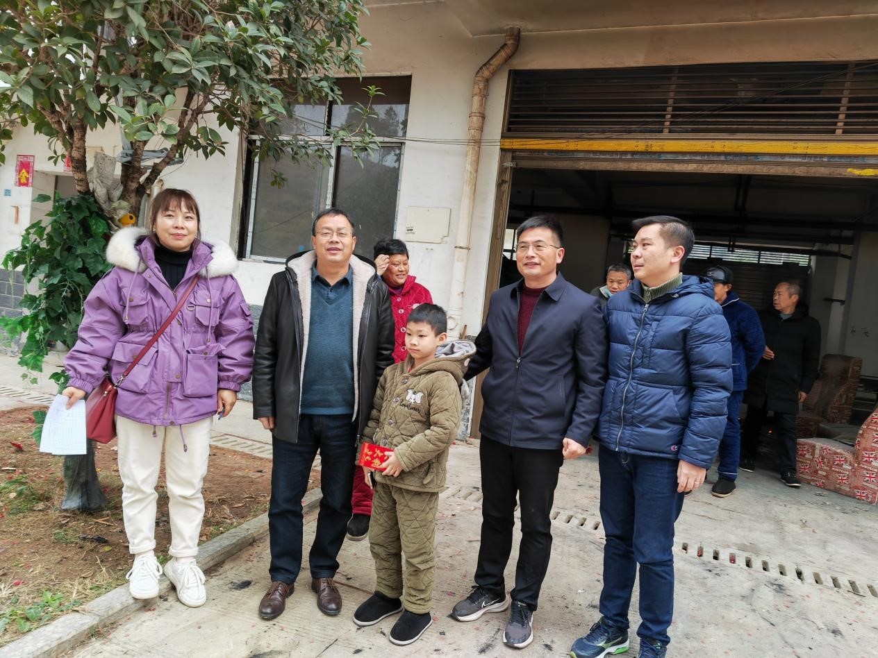 邵陽縣塘渡口中學開展走訪慰問貧困家庭活動